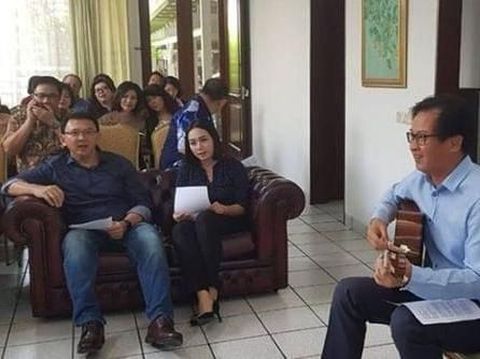Ahok duduk bersebelahan dengan Puput/ 