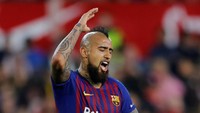 Arturo Vidal tampak kecewa dengan performa timnya di laga ini. (Foto: Marcelo Del Pozo/Reuters)