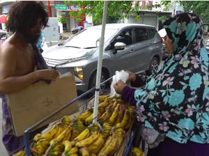 Prank Jadi Orang Gila Trending, Baim Bagi-bagi Berkah ke Ibu Penjual Pisang