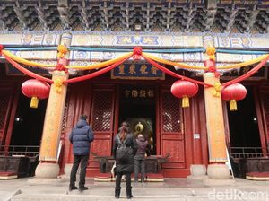 Foto: Wisata Imlek ke Kelenteng Keselamatan Perempuan di China