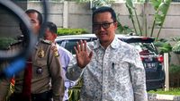 Lambaian Tangan Menpora Saat Diperiksa KPK