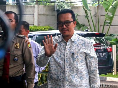 Lambaian Tangan Menpora Saat Diperiksa KPK