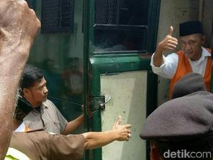 Sidang Perdana Surat Palsu KPK, Pengacara: Pasal Tidak Relevan Sidang Perdana Surat Palsu KPK, Pengacara: Pasal Tidak Relevan