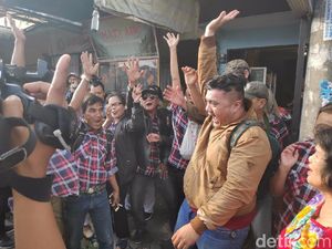 Pendukung Tunggu Ahok Sambil Bernyanyi di Depan Mako Brimob Pendukung Tunggu Ahok Sambil Bernyanyi di Depan Mako Brimob