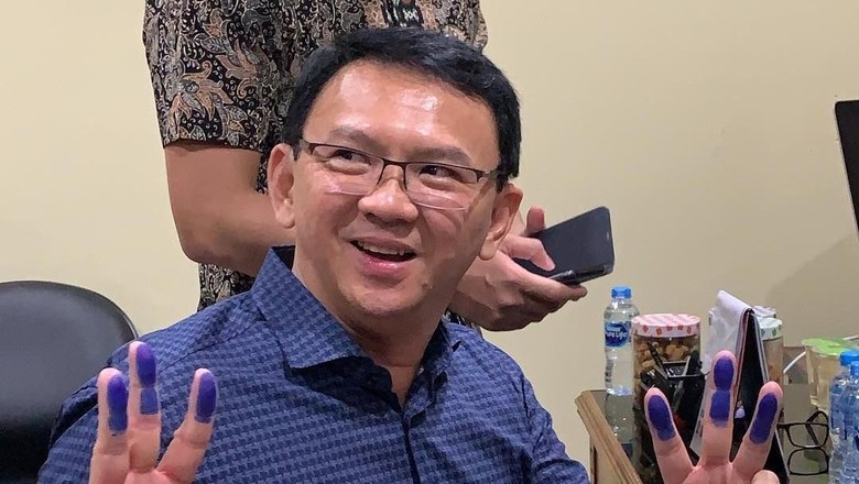 Senyum dan Pose 3 Jari Ahok Saat Bebas
