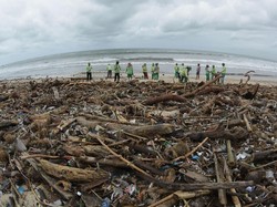 Sampah Berkurang, Wisatawan Boleh Surfing Lagi di Pantai Kuta-Petitenget