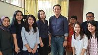 Seperti Ahok, 7 Artis Ini Juga Jatuh Cinta dengan Staf Sendiri