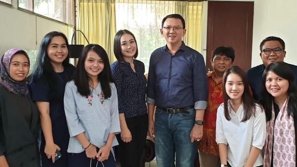 Seperti Ahok, 7 Artis Ini Juga Jatuh Cinta dengan Staf Sendiri