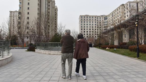 This photo taken on December 5, 2018 shows residents walking to their apartment at the Yanyuan community for senior citizens, on the outskirts of Beijing. - As China's population ages rapidly and the one-child policy left parents with only a single child to help them in their old age, the upper crust of Chinese society are spending the last years of their lives in luxury. (Photo by GREG BAKER / AFP) / TO GO WITH China healthcare elderly,FEATURE by Eva Xiao