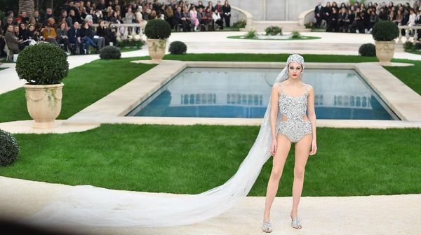 Chanel Rancang Gaun Pengantin Baju Renang Seksi, Berani Pakai?