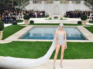 Chanel Rancang Gaun Pengantin Baju Renang Seksi, Berani Pakai?