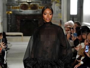 Foto: Eksis Lagi di Catwalk, Naomi Campbell Seksi Bergaun Menerawang