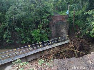 Tergerus Banjir, Jembatan Penghubung Kecamatan di Malang Ambrol