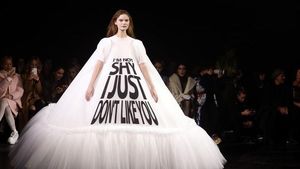 Viral, Gaun-gaun Karya Desainer Paris dengan Kata-kata Meme Lucu