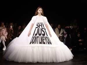 Viral, Gaun-gaun Karya Desainer Paris dengan Kata-kata Meme Lucu