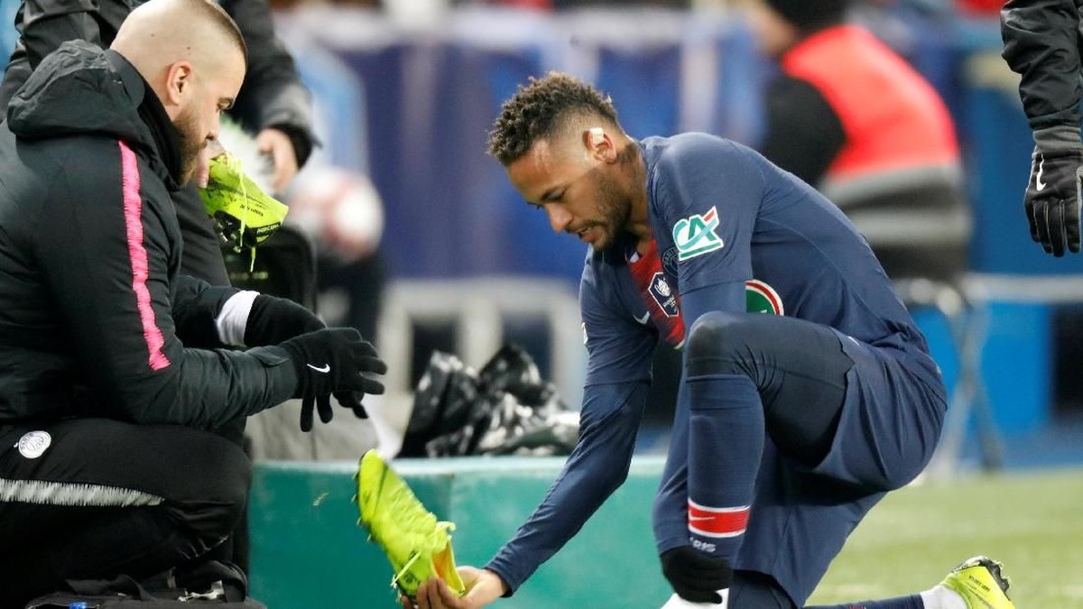 Neymar mengalami retak metatarsal kaki kanan dan terancam absen lama (Charles Platiau/Reuters)