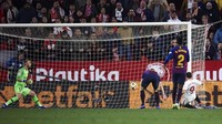 Sevilla membunuh Barca dalam pertandingan ini di menit ke-78. Wissam Ben Yedder menambah keunggulan Sevilla menjadi 2-0, setelah memanfaatkan bola pantulan dari tendangan Banega yang sempat membentur pemain Barcelona. (Foto: Aitor Alcalde/Getty Images)