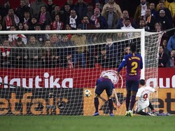 Sevilla membunuh Barca dalam pertandingan ini di menit ke-78. Wissam Ben Yedder menambah keunggulan Sevilla menjadi 2-0, setelah memanfaatkan bola pantulan dari tendangan Banega yang sempat membentur pemain Barcelona. (Foto: Aitor Alcalde/Getty Images)