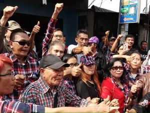 Pendukung di Mako Brimob Tetap Bahagia Meski Tak Bertemu Ahok Pendukung di Mako Brimob Tetap Bahagia Meski Tak Bertemu Ahok