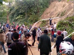 Longsor Timbun Jalan Desa Bumisari Cikidang Sukabumi