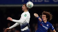 Fernando Llorente tak bisa dibendung lini belakang Chelsea. Dia mencetak gol balasan pada menit ke-50. (Foto: Ian Walton/Reuters)