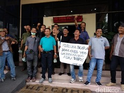 Warga Jember Tertawa Bareng di Kantor Dewan Ungkap Kekecewaan