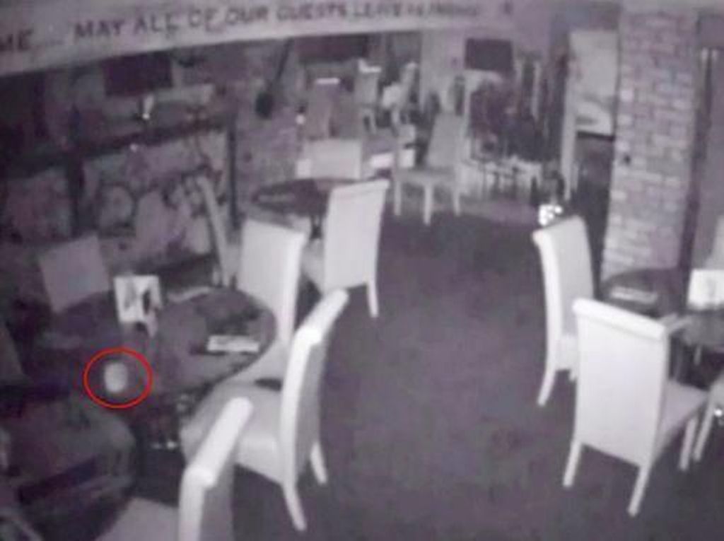 Penampakan Hantu di Dapur hingga Cara Bikin Telur Dadar Minang Penampakan Hantu di Dapur hingga Cara Bikin Telur Dadar Minang