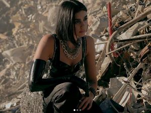 Dua Lipa di Dunia Fiksi Ilmiah dalam Swan Song