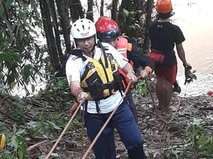 Renang Saat Hujan Deras, Seorang Bocah Hanyut di Kali Ciliwung