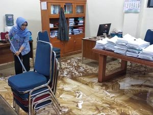 Usai Diterjang Banjir Sulsel, ASN Bersih-bersih Kantor Bupati Maros