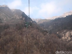 Menikmati Cantiknya Gerbang Surga China dari Kereta Gantung