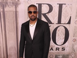 Gaya Baru Kanye West yang Misterius, Tutupi Seluruh Wajah dengan Kain