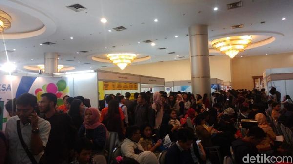 Penampakan Antrean Mengular Para Pemburu Kerja di Ibu Kota