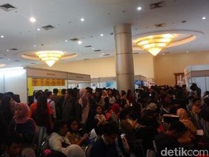 Penampakan Antrean Mengular Para Pemburu Kerja di Ibu Kota