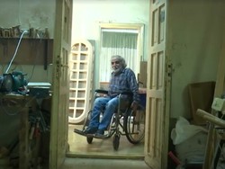 Salut! Kakek Difabel Hasilkan Ornamen Kayu Ciamik