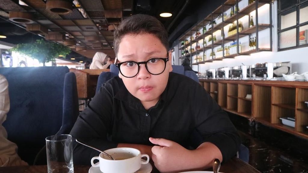 Asyiknya Kulineran Komika Cilik Fatih Unru yang Doyan Ngemil dan Ngopi Asyiknya Kulineran Komika Cilik Fatih Unru yang Doyan Ngemil dan Ngopi