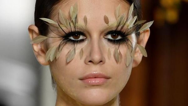Mata Berbulu Burung, Kaia Gerber Hampir Tak Dikenali di Catwalk Valentino