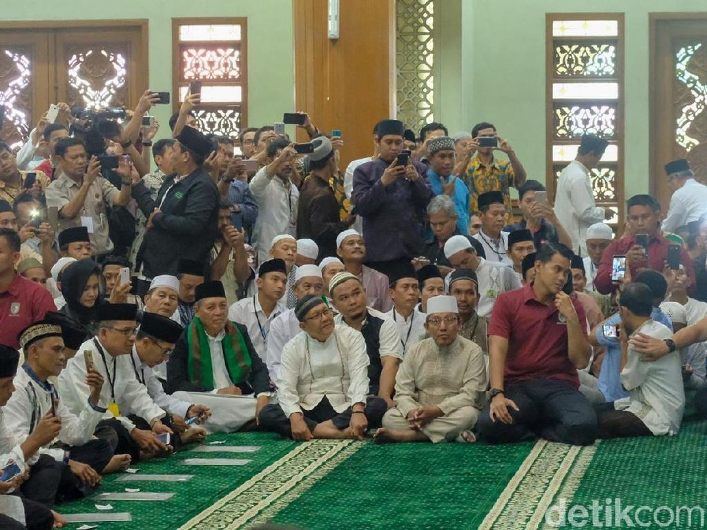 Sapa Jemaah Masjid di Bekasi, Jokowi Luruskan Isu Anti-ulama Sapa Jemaah Masjid di Bekasi, Jokowi Luruskan Isu Anti-ulama