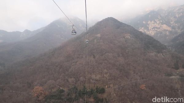 Foto: Gerbang Surga di China yang Indah dari Kereta Gantung