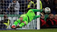 Kiper Chelsea, Kepa Arrizabalaga, sekali melakukan penyelamatan. Dia menahan tendangan Lucas Moura. (Foto: Ian Walton/Reuters)