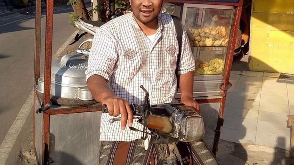 Kocak! Editan Foto John Legend Jual Bakso hingga Justin Bieber Jajan Sate Ayam