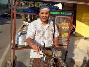 Kocak! Editan Foto John Legend Jual Bakso hingga Justin Bieber Jajan Sate Ayam