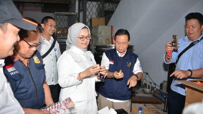 BPOM menggerebek pabrik kosmetik ilegal di Jakarta Barat. Foto: BPOM