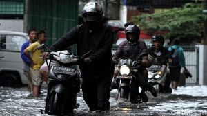 Curah Hujan Tinggi Jalan di Kawasan Cengkareng Tergenang