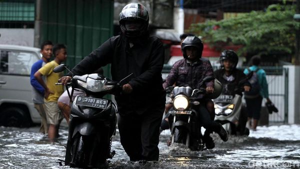 Curah Hujan Tinggi Jalan di Kawasan Cengkareng Tergenang