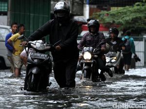 Curah Hujan Tinggi Jalan di Kawasan Cengkareng Tergenang