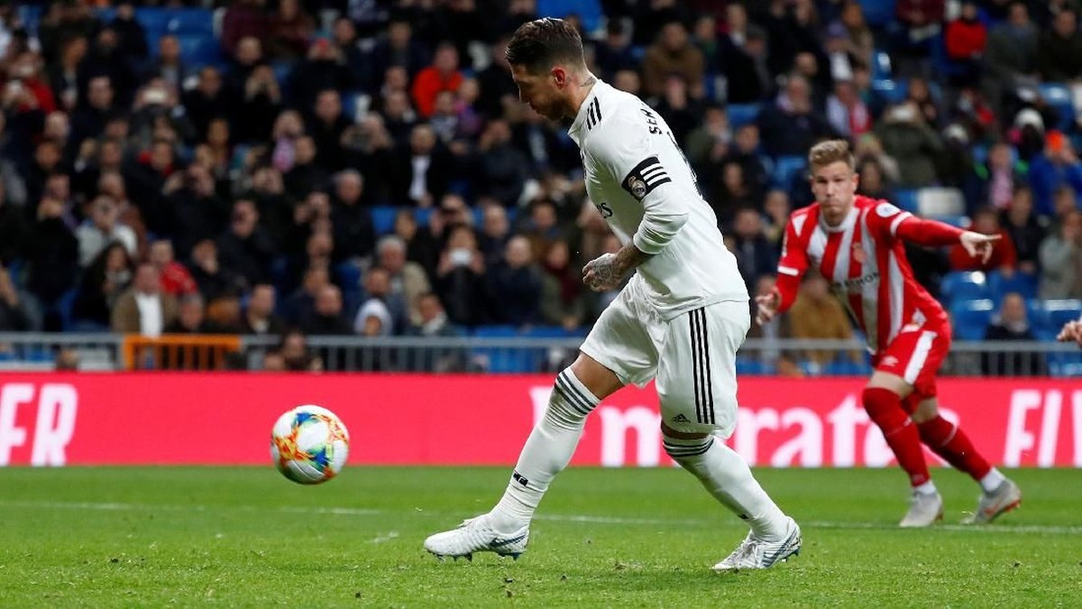 Sergio Ramos menendang penalti dengan cara panenka. (Foto: Juan Medina/Reuters)