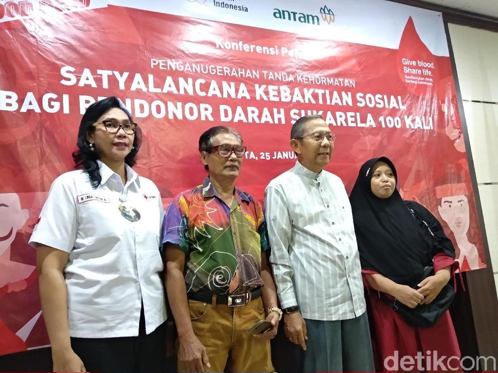 Hebat! Cerita Mereka yang Sudah Donor Darah Lebih dari 100 Kali Hebat! Cerita Mereka yang Sudah Donor Darah Lebih dari 100 Kali