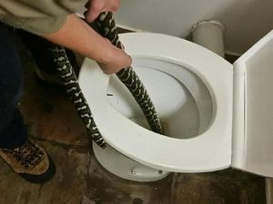 Geger Perempuan Digigit Ular Sanca dari Lubang Toilet Geger Perempuan Digigit Ular Sanca dari Lubang Toilet