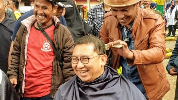 Potret Potong Rambut Pencitraan Ala Fadli Zon di Lokasi Jokowi Cukur